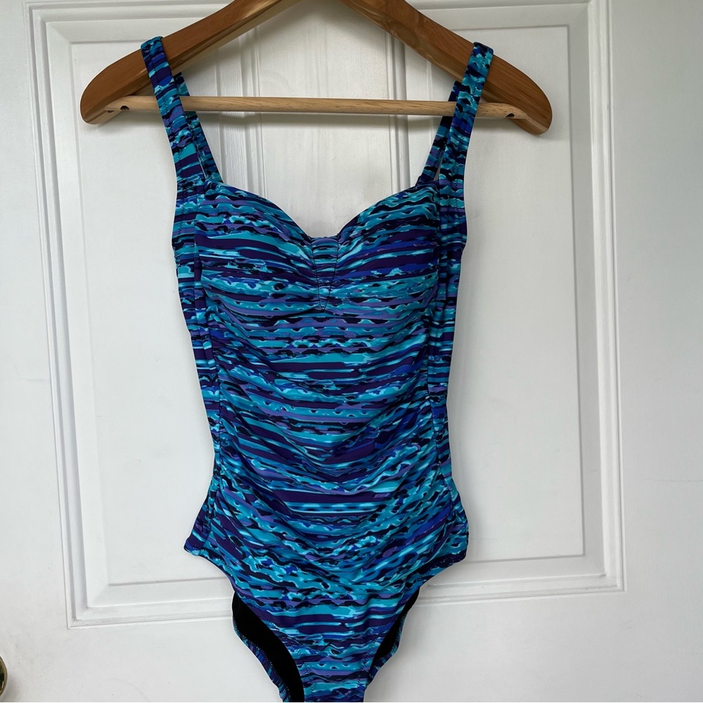 •Seekers• Side Ruched One Piece Swimsuit - Size 10